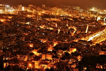Naklejka premium Barcelona city lit up at at night - from atop Bunkers del Carmel