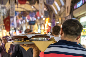 Mann transportiert Essen auf Tablett. Der große Basar, Istanbul