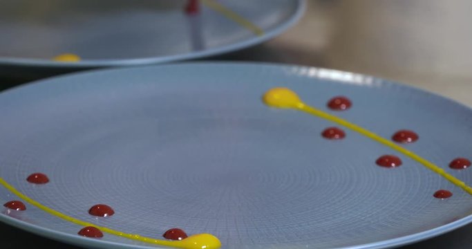 pr&eacute;paration d'un dessert dans un grand restaurant 