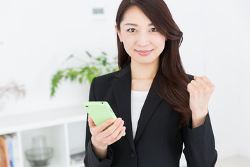 スマートフォンを見る女性　ビジネス