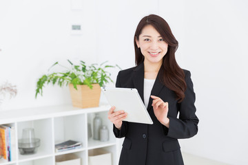 タブレットコンピュータを見る女性　ビジネス