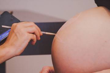 Emabarazada Body Painting Bebe Manos