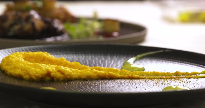 pr&eacute;paration d'un plat dans un grand restaurant 