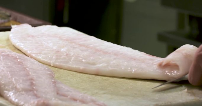 d&eacute;coupe de poisson cabillaud