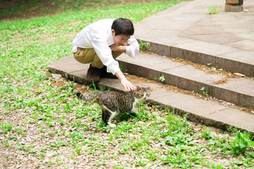 猫を可愛がる男性