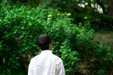 散歩をする男性