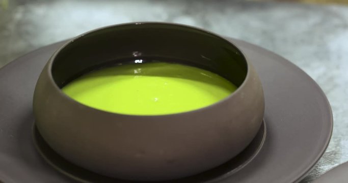 velout&eacute; de petit pois