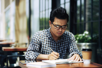 Obraz premium Student in cafe