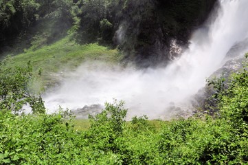 Fototapeta na wymiar Gebirgsbach Berge Steine Wasserfall