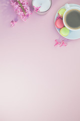 Obraz na płótnie Canvas Flat lay photo of coffee cup with flowers