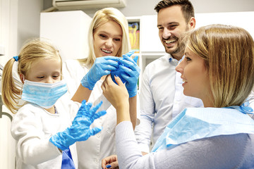 Obraz premium Family in dental office