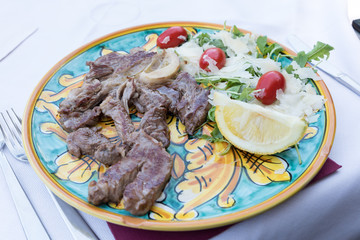 Steak with lemon and rucola