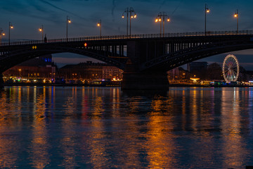 Fototapeta na wymiar Theodor-Heußbrücke Mainz