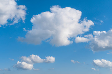Obraz na płótnie Canvas 春の青空と白い雲１