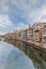 Fototapeta na wymiar river city catalonia