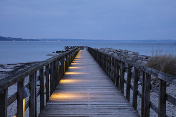 Obraz premium Podświetlany drewniany chodnik, Niendorf, Morze Bałtyckie, Timmendorfer Strand, Zatoka Lubecka, Szlezwik-Holsztyn, Niemcy, Europa