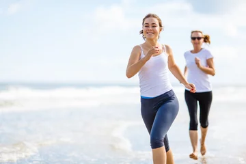 Photo sur Aluminium Jogging Deux femmes qui courent sur la plage