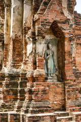 Buddhistische Statue im  Wat Mahathat in Ayutthaya, Thailand