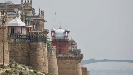 Altes Mogul Fort am Ganges bei Varanasi in Indien