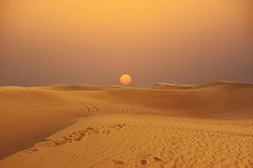 Zelfklevend Fotobehang Woestijnlandschap Schilderachtige zonsondergang over de Arabische woestijn met zandduinen, woestijnlandschap of panorama