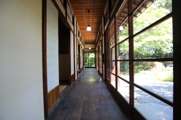 和式建築（廊下、板の間、ガラス引き戸など）