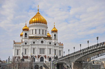 Fototapeta na wymiar Christ Savior cathedral on the Moscow-river