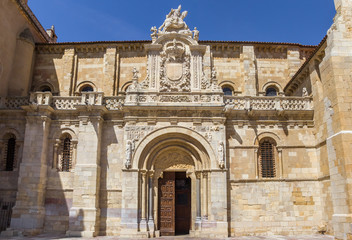 Fototapeta na wymiar Frontal view of the Basilica de San Isidoro of Leon, Spain