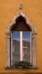 Fototapeta na wymiar Windows of Verona
