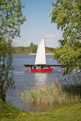 Żaglówka na jeziorze © Mariusz Stoszewski