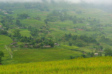 Obraz premium Picturesque view on high mountain village among rice terraces