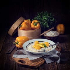 Chicken strips with rice and sweet mirabelle in curry sauce