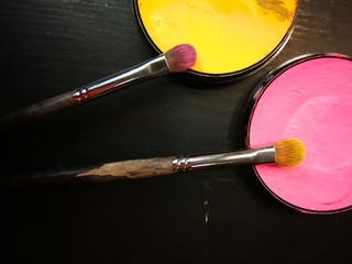 Художественные краски и кисти.