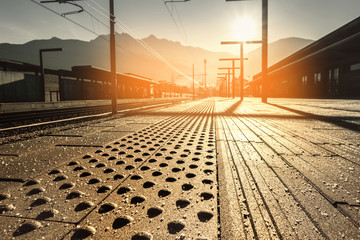 stazione ferroviaria al mattino presto
