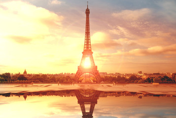 la Torre Eiffel dopo il temporale al tramonto