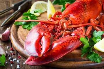Foto auf Alu-Dibond Steamed red lobster on a wooden cutting board with parsley and lemon © kuvona