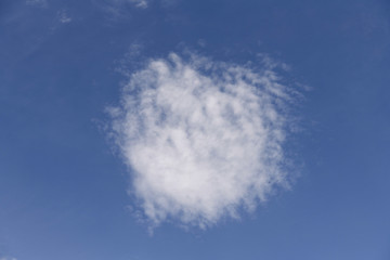 青空と雲「空想・雲のモンスター」〇,かたまる,集まるなどイメージ