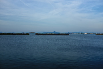 青色の琵琶湖と空の様子