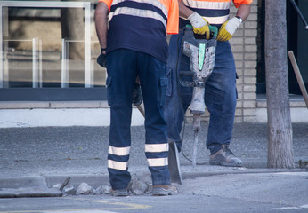 Obraz na płótnie Canvas Workers repair the road.