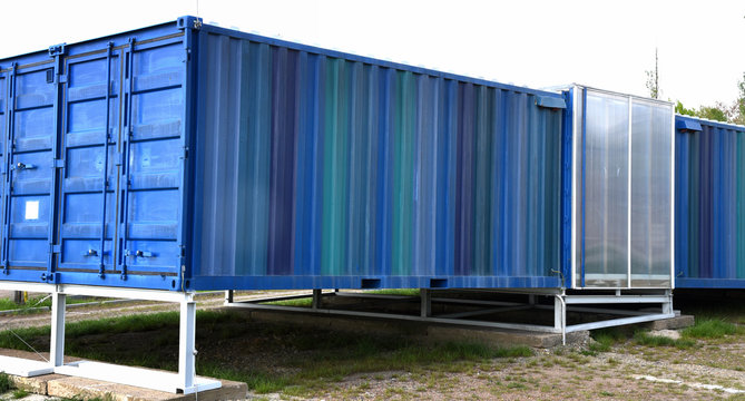 Riesiger blauer Container mit gl&auml;serner Schiebet&uuml;r