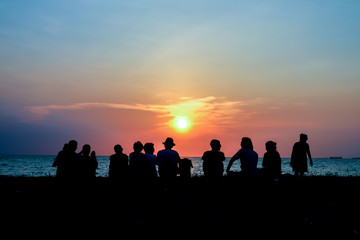 Fototapeta premium silhouette family meeting look sunset on beach
