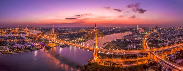 Naklejka premium Widok na panoramę Bangkoku z mostami Bhumibol
