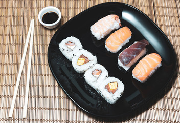Sushi, a typical Japanese food prepared with a base of rice and various raw fish such as tuna, salmon, shrimp and sea bream. It can be accompanied by soy sauce.