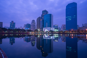 Obraz premium urban cityscape in metropolis mirror on water in public park