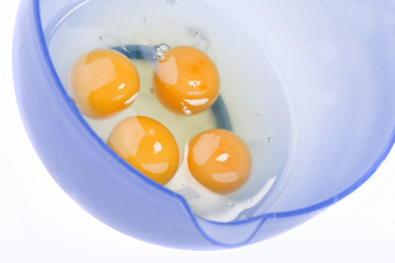 4 Eier in blauer Schüssel