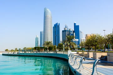Fotobehang Midden-Oosten Moderne gebouwen in het centrum van Abu Dhabi, uitzicht vanaf het wandelgebied aan de kust