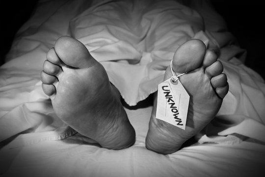 Pies de persona no identificada