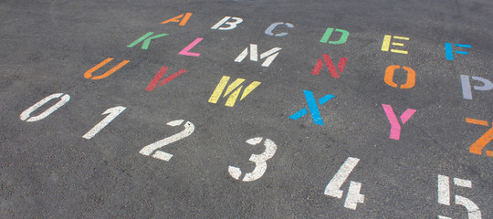 Alphabet et chiffres peints dans une cour de récréation - obrazy, fototapety, plakaty