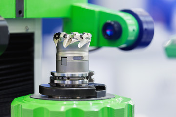 Automatic laser machine for precise measurement of part size and quality evaluation