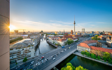 Fototapeta premium Berlin linia horyzontu w lecie przy zmierzchem