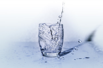 bicchiere d'acqua fresca mentre viene versata dalla bottiglia